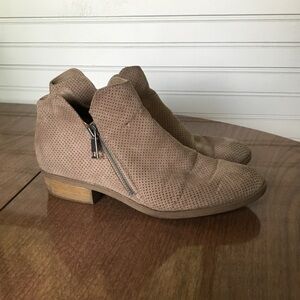 Universal Thread Tan Ankle Booties with Textured Design